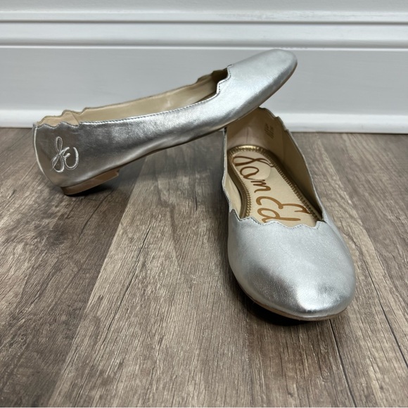 Sam Edelman 7.5 Finnegan Silver Flats - Picture 1 of 8